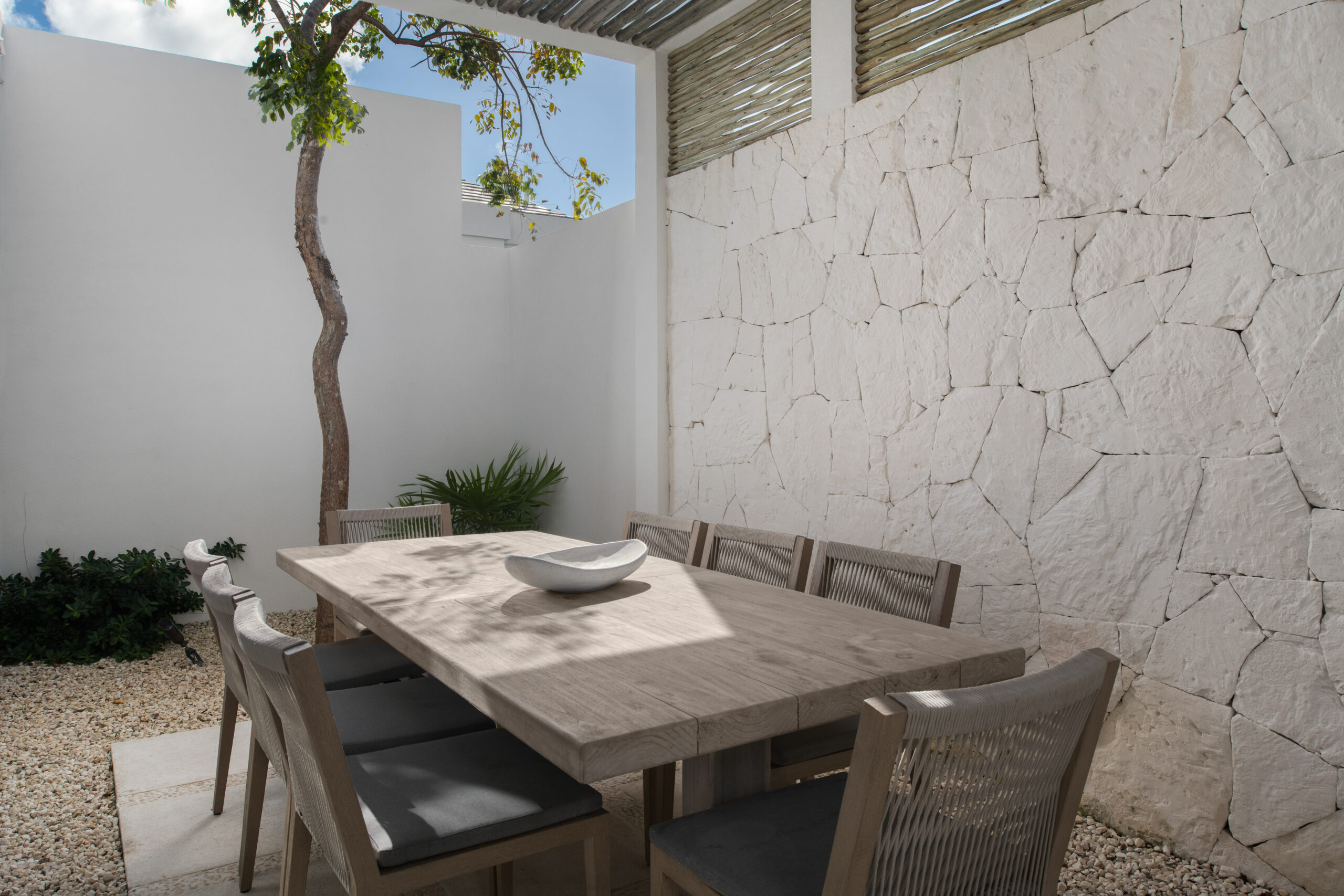 RH_V401_Outdoor-Dining-Area-1-scaled.jpg