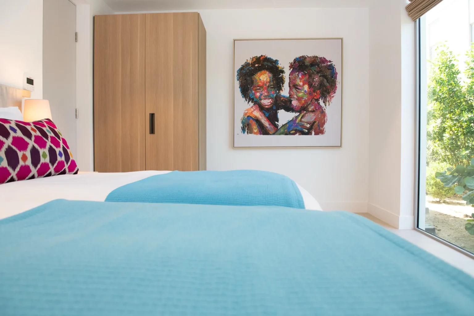 SB_LV02_Bedroomwithartwork