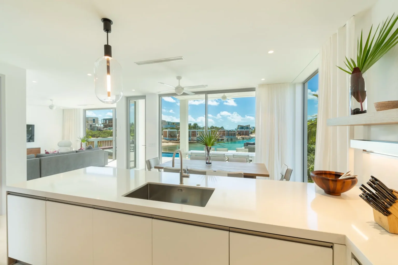 SB_LV02_Kitchenanddiningwithview