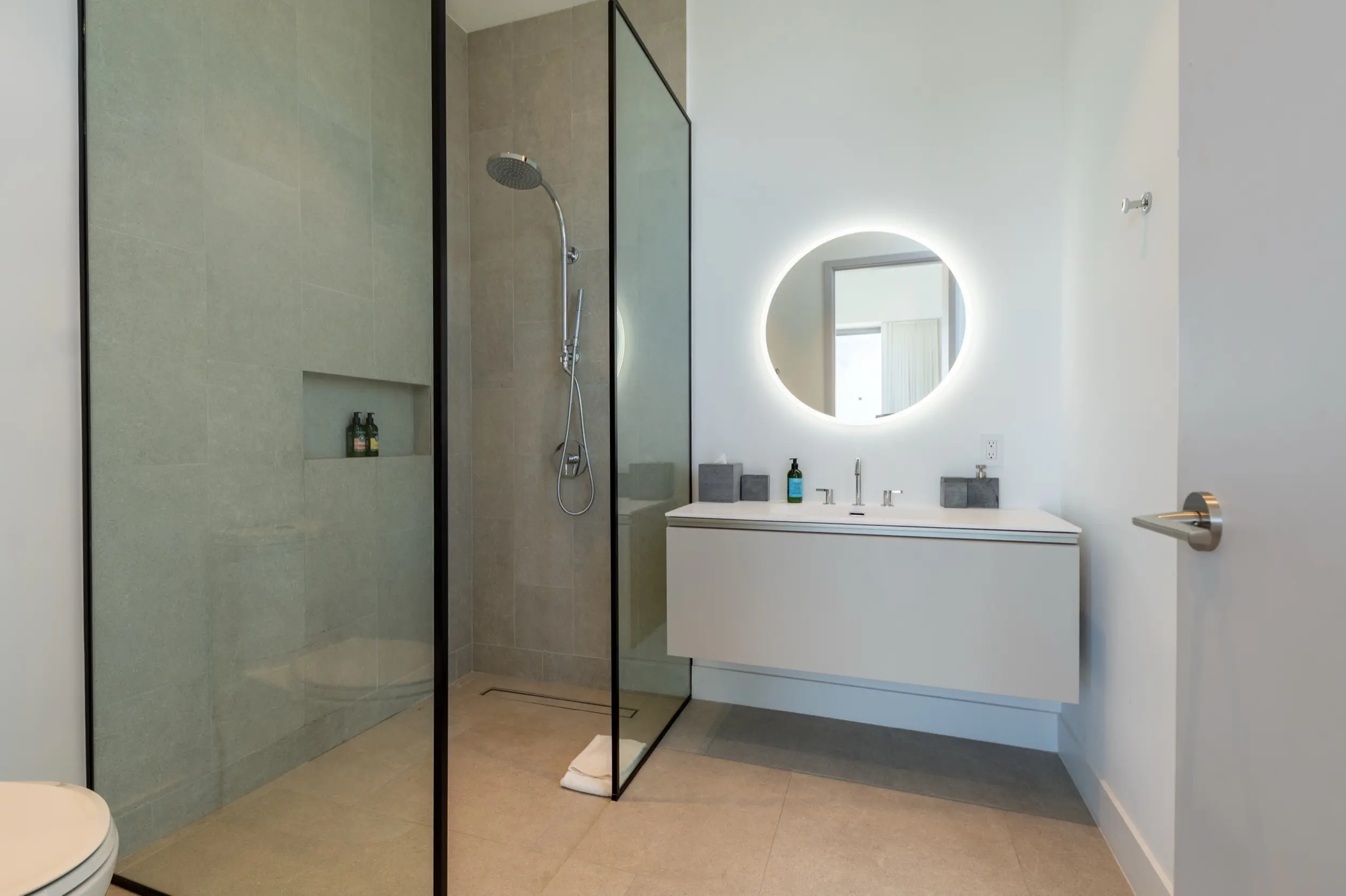 SB_LV16_Bathroom
