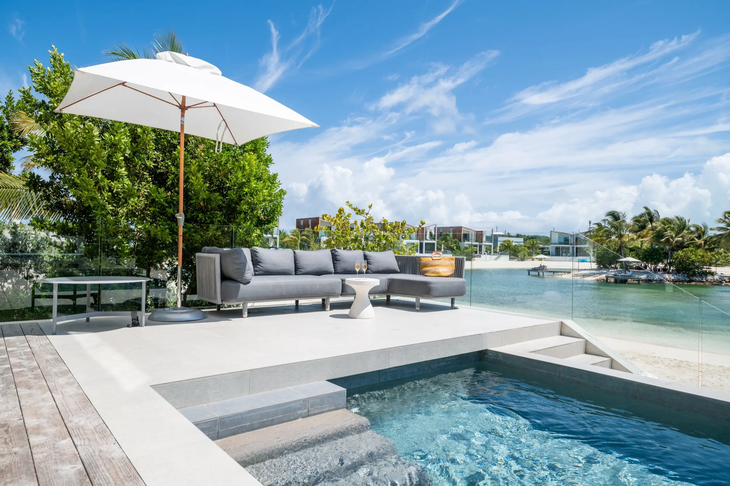 SB_LV16_PoolandOutdoorSeating